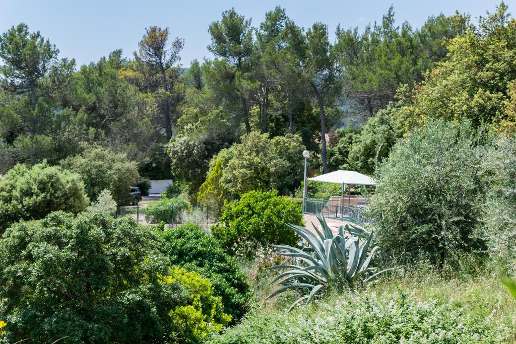 Les Arbousiers Village Hotel Provencal La Roquebrussanne Eksteriør bilde