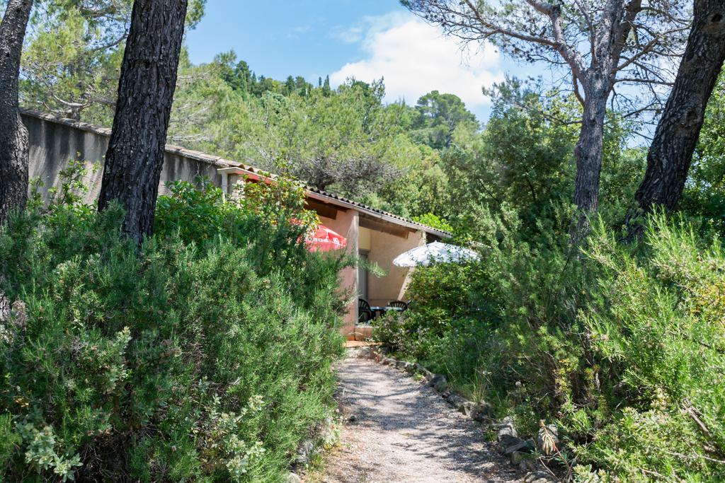 Les Arbousiers Village Hotel Provencal La Roquebrussanne Eksteriør bilde